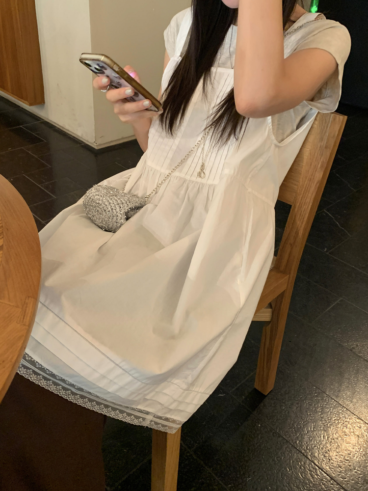蕾絲邊壓褶細節連身裙