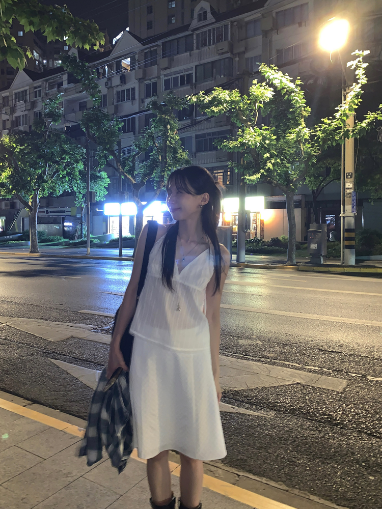 掛脖V領暗紋細節上衣