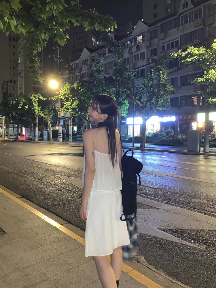 掛脖V領暗紋細節上衣