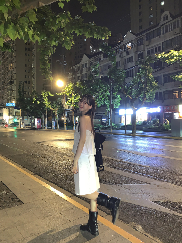 掛脖V領暗紋細節上衣