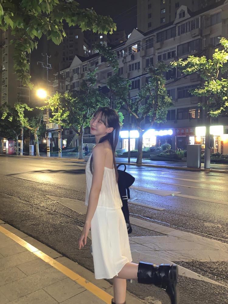 掛脖V領暗紋細節上衣