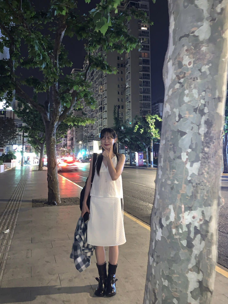 掛脖V領暗紋細節上衣