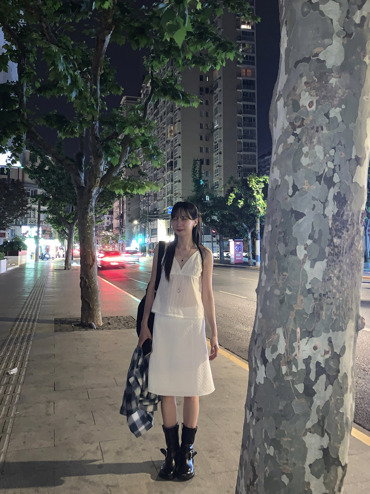 掛脖V領暗紋細節上衣