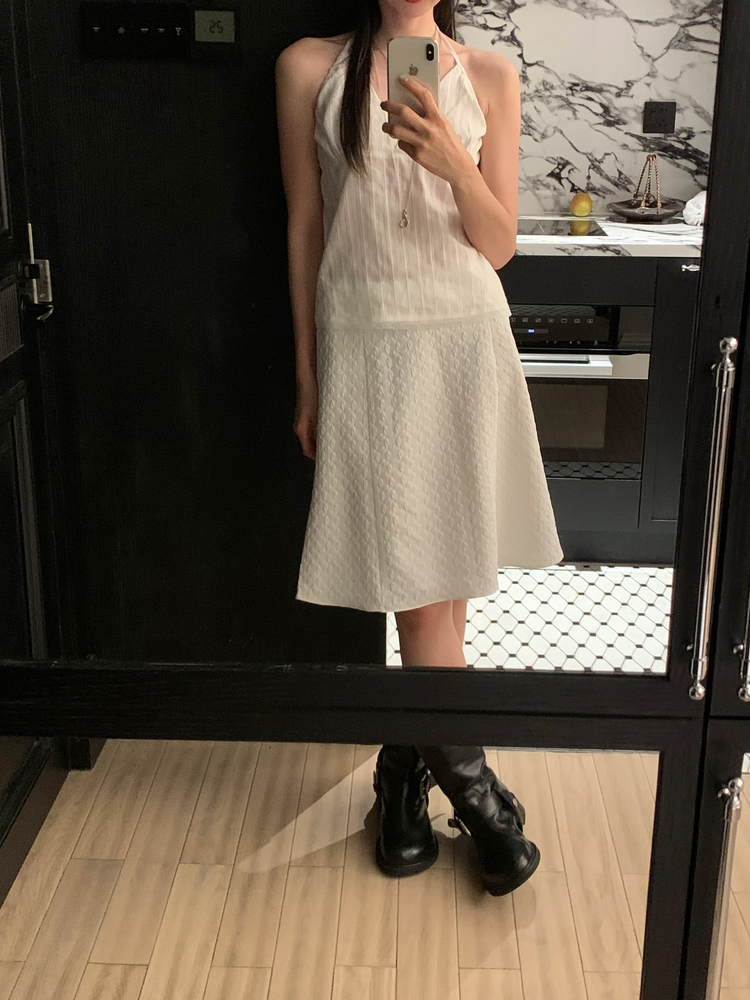 掛脖V領暗紋細節上衣