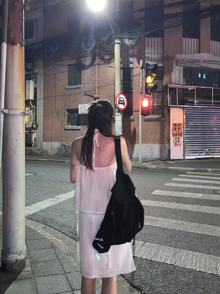 掛脖V領暗紋細節上衣
