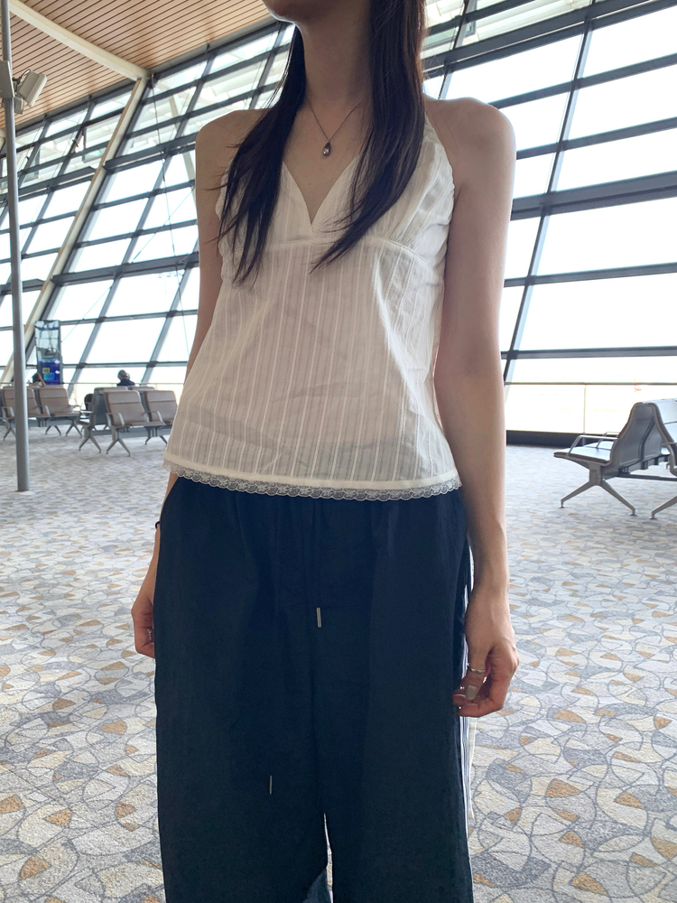 掛脖V領暗紋細節上衣