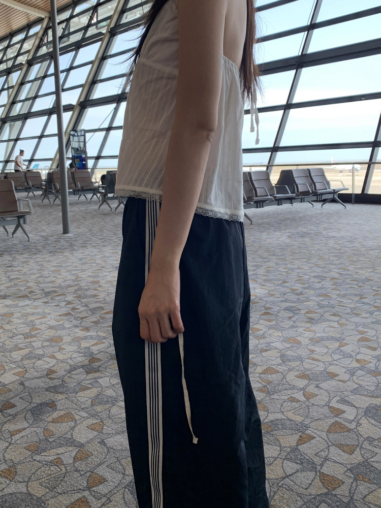 掛脖V領暗紋細節上衣