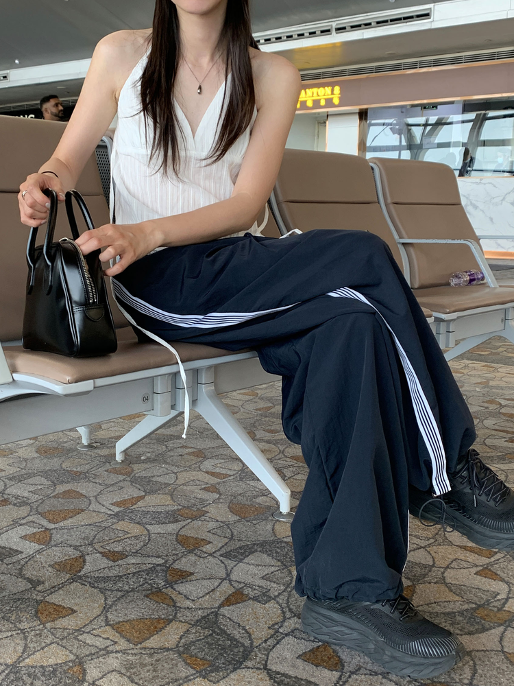 掛脖V領暗紋細節上衣