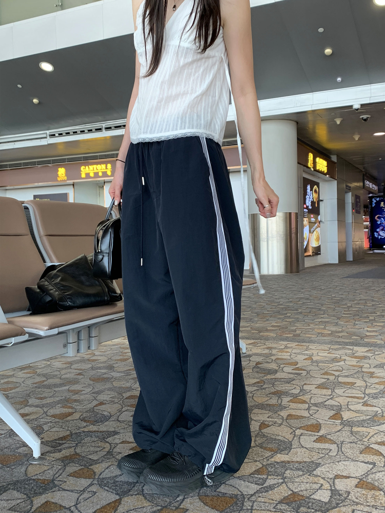 掛脖V領暗紋細節上衣