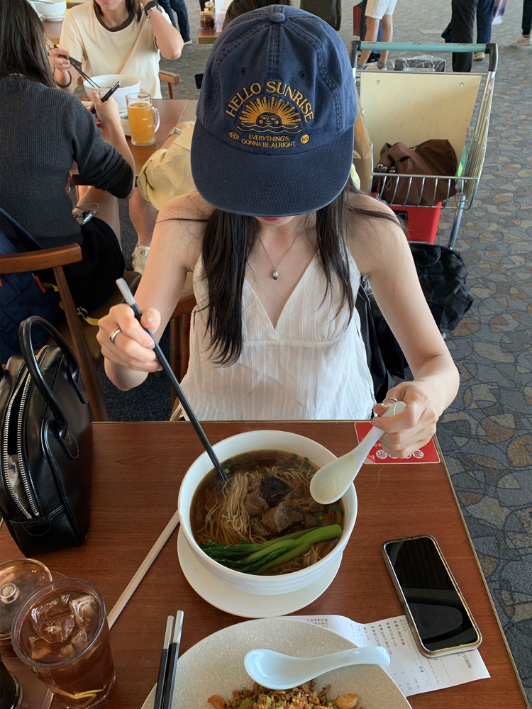 掛脖V領暗紋細節上衣