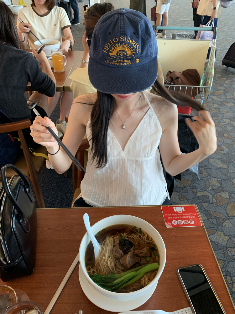 掛脖V領暗紋細節上衣