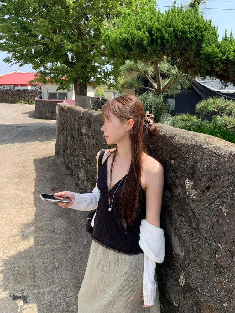 掛脖V領暗紋細節上衣