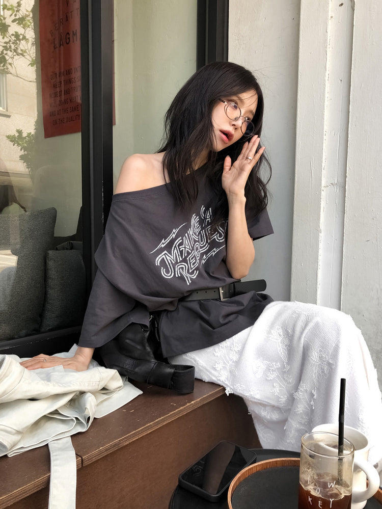 美肩字母印花寬鬆上衣