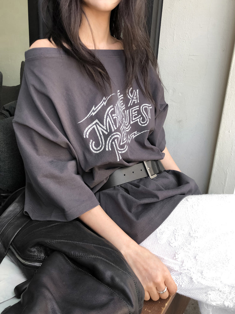 美肩字母印花寬鬆上衣