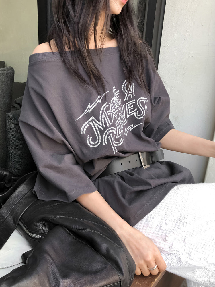 美肩字母印花寬鬆上衣