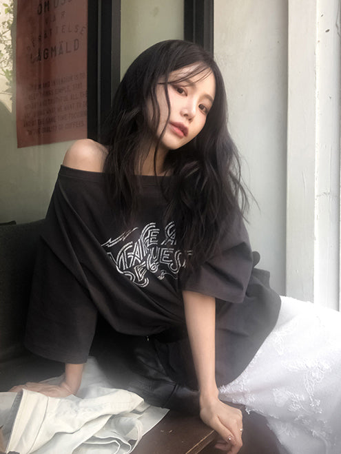 美肩字母印花寬鬆上衣