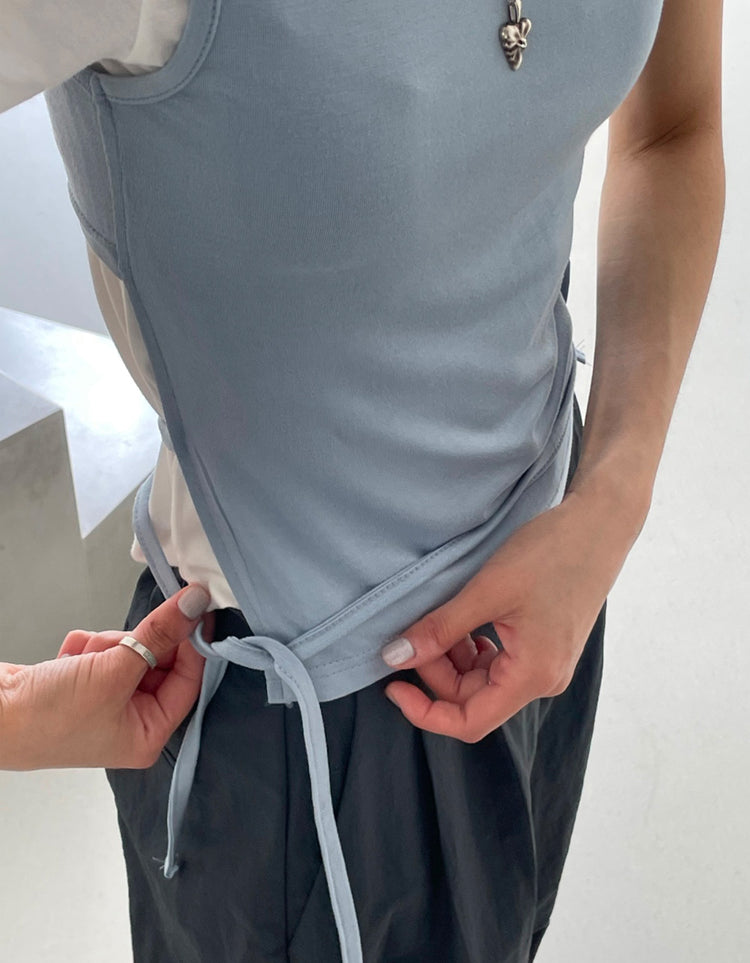 露腰綁帶細節背心