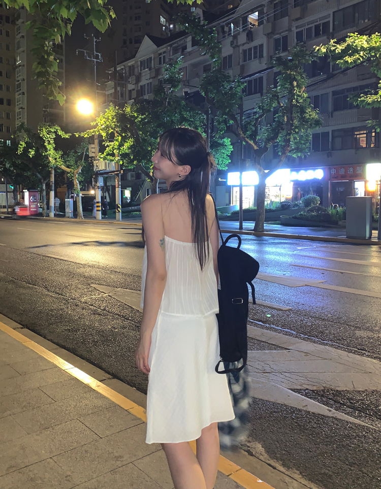 掛脖V領暗紋細節上衣