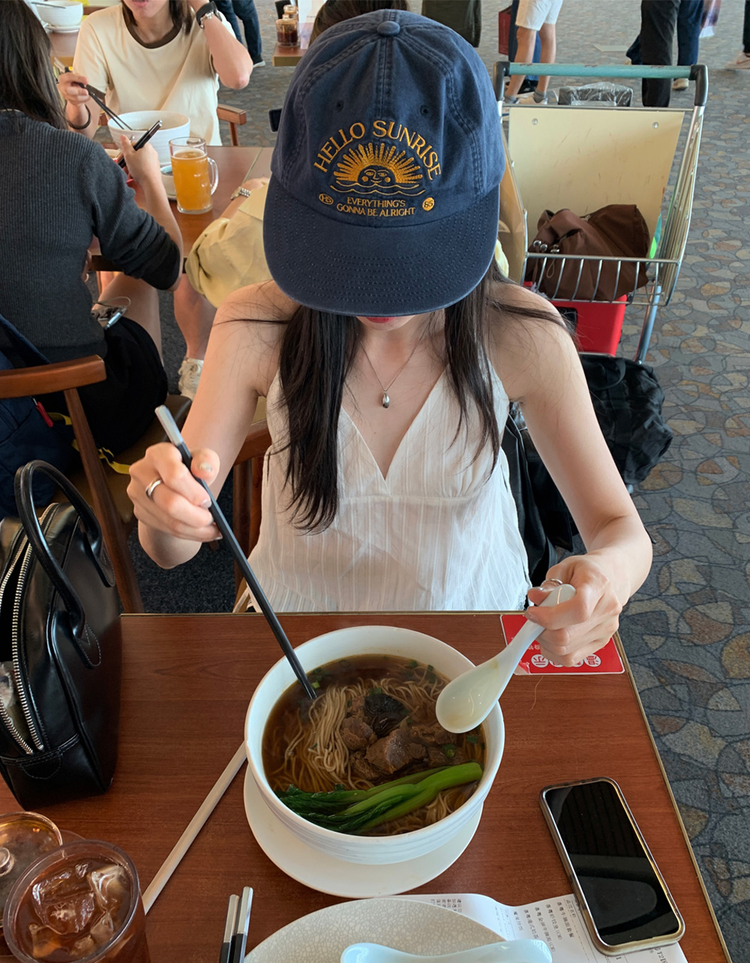掛脖V領暗紋細節上衣