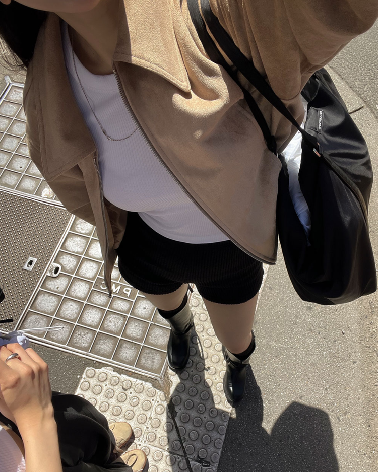 (現)粗坑紋細節迷你修身短褲