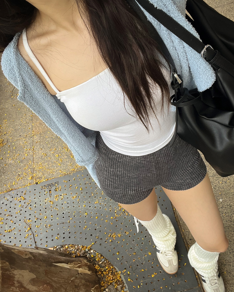 (現)粗坑紋細節迷你修身短褲