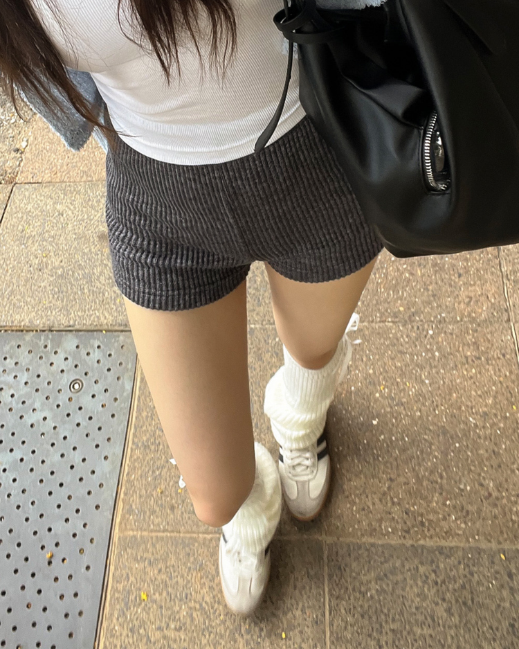 (現)粗坑紋細節迷你修身短褲