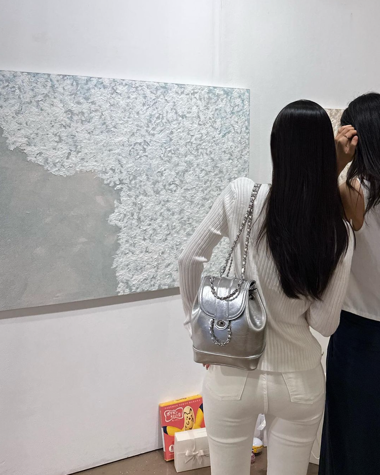軟皮簡約金屬鏈細節立體背包