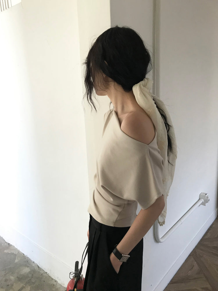 美肩抓皺細節不對稱上衣