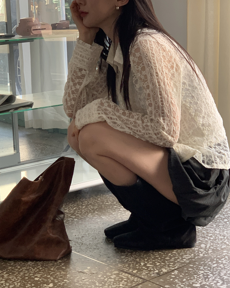 透膚蕾絲翻領修腰上衣