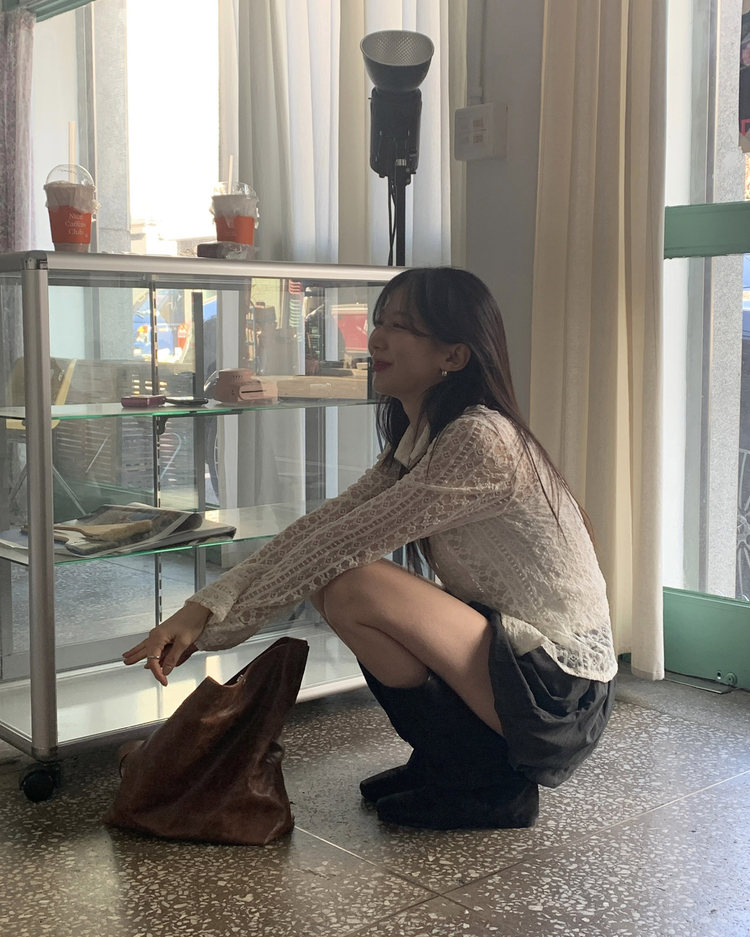 透膚蕾絲翻領修腰上衣
