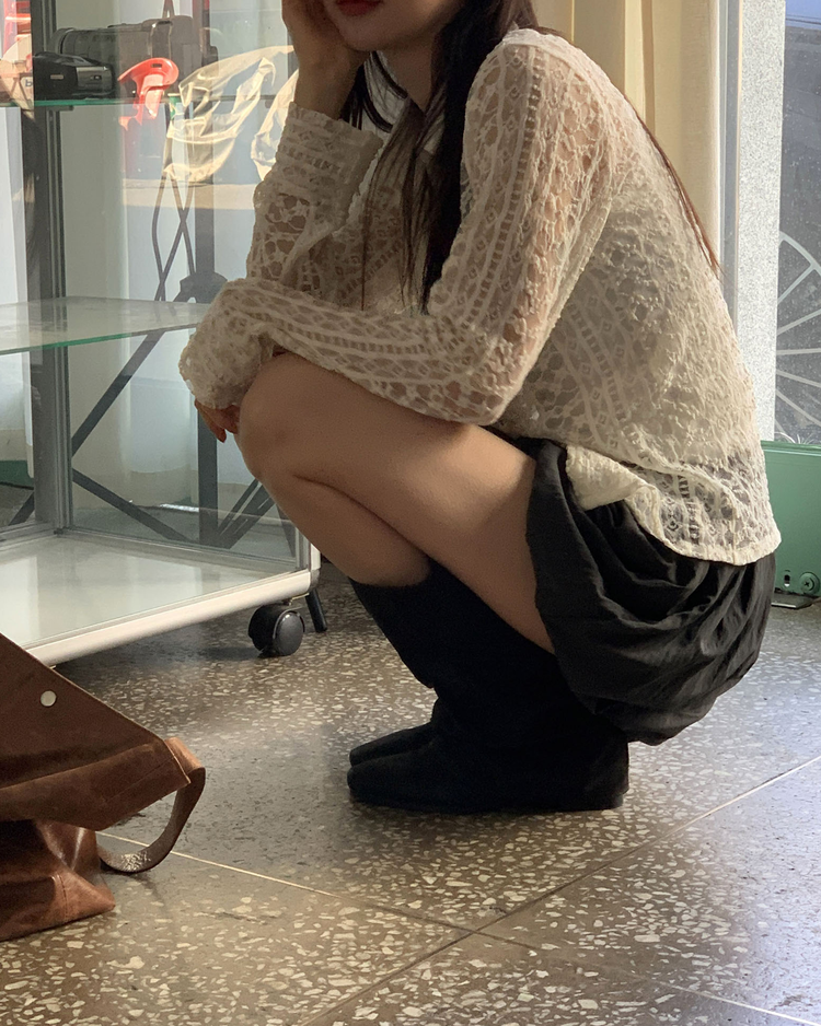 透膚蕾絲翻領修腰上衣