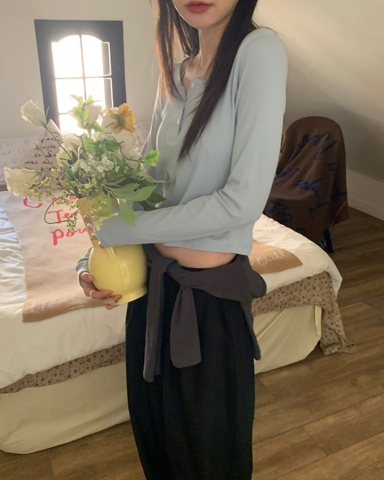美色圓領半扣鈕細節上衣