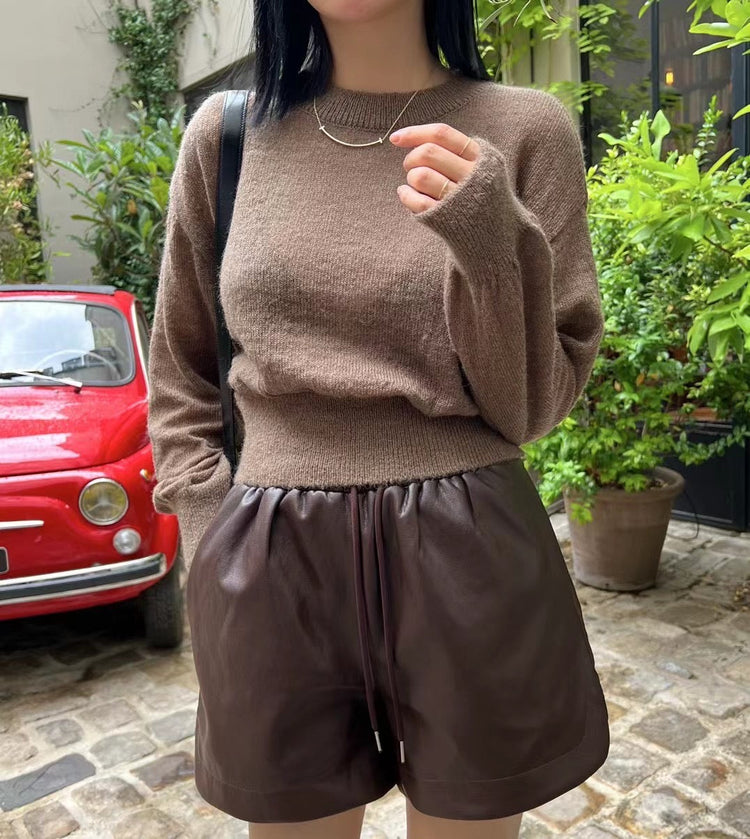 (現)軟皮側小開叉短褲