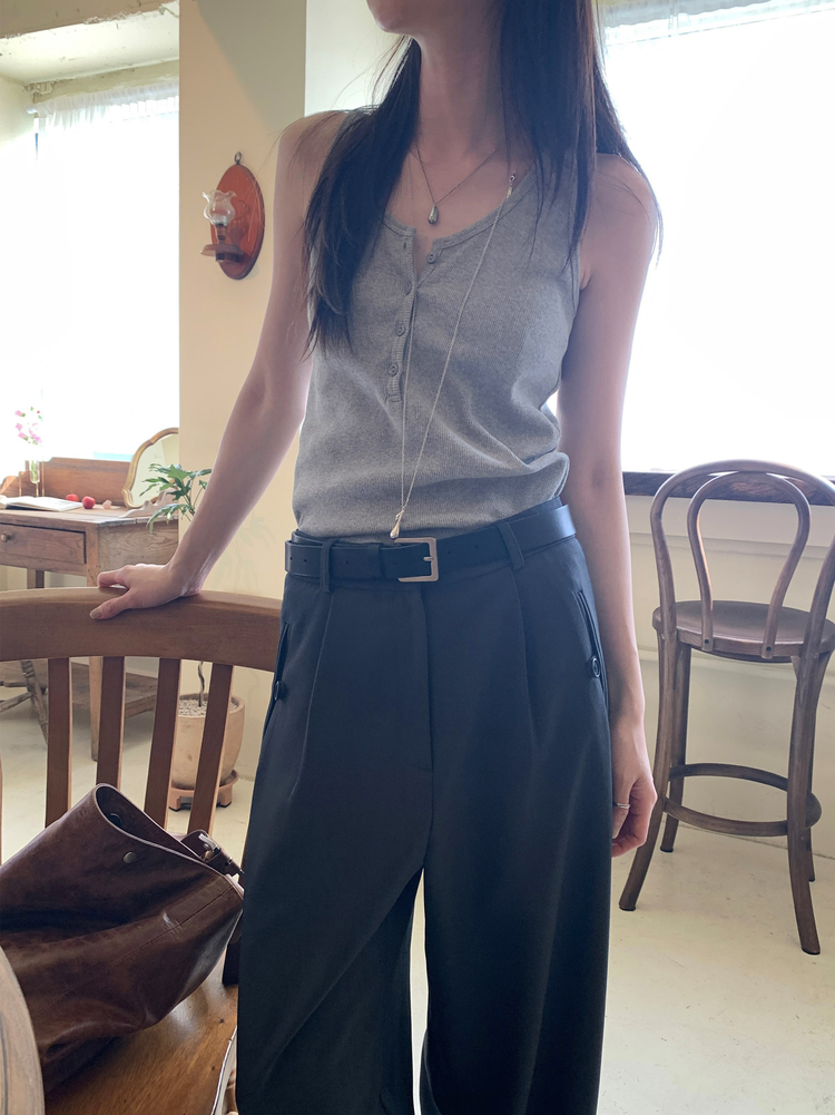 U領扣鈕細節背心