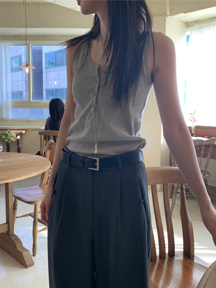 U領扣鈕細節背心