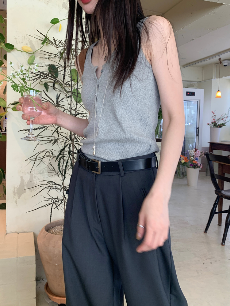 U領扣鈕細節背心