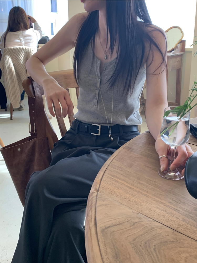 U領扣鈕細節背心