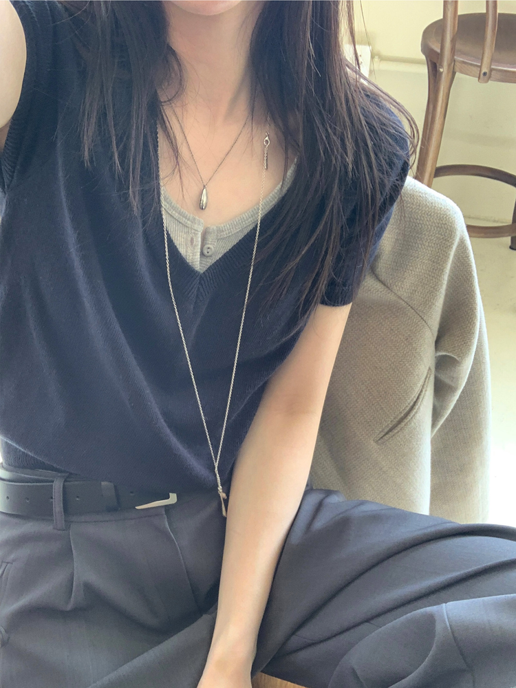 U領扣鈕細節背心