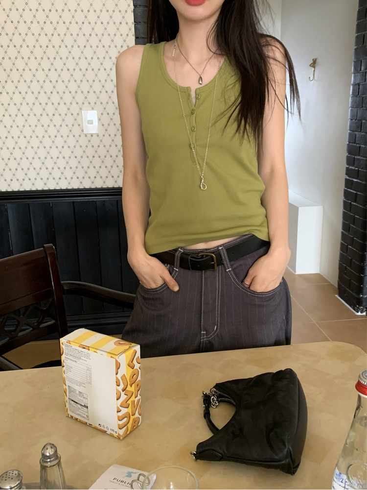 U領扣鈕細節背心