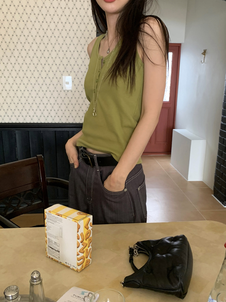 U領扣鈕細節背心