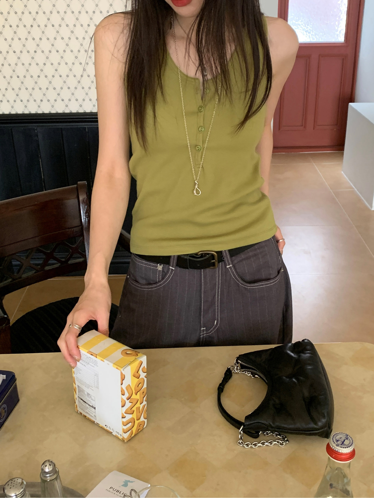 U領扣鈕細節背心