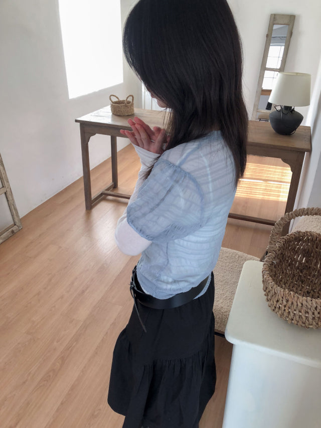 透膚皺紋理束口細節上衣