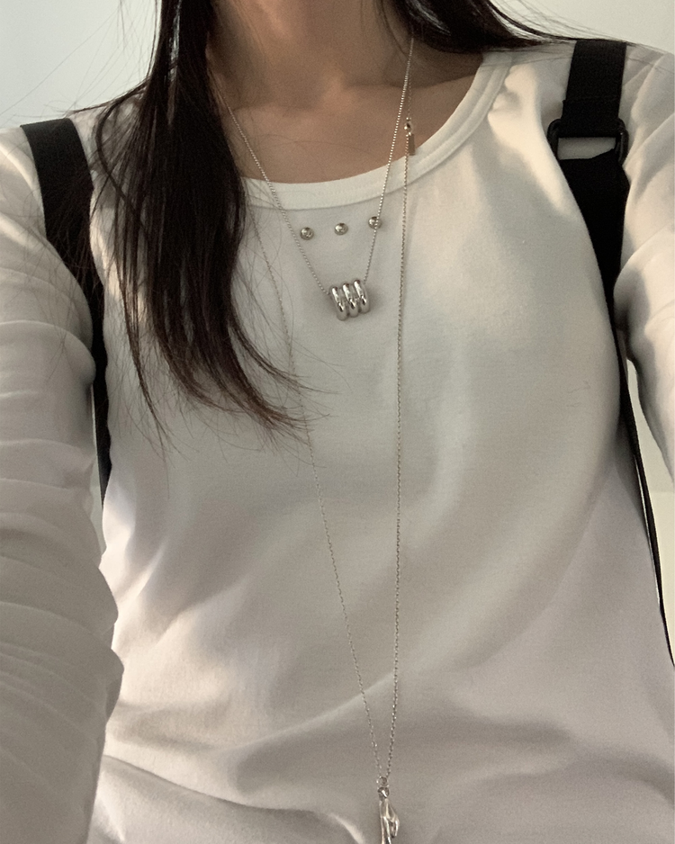 金屬釘細節U領弧下擺上衣