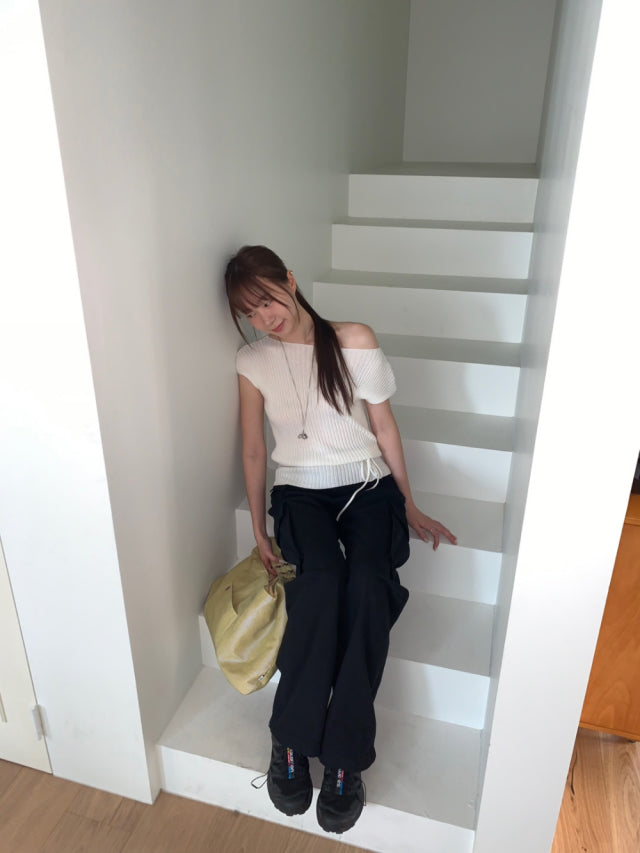 美肩綁帶修腰細節針織上衣