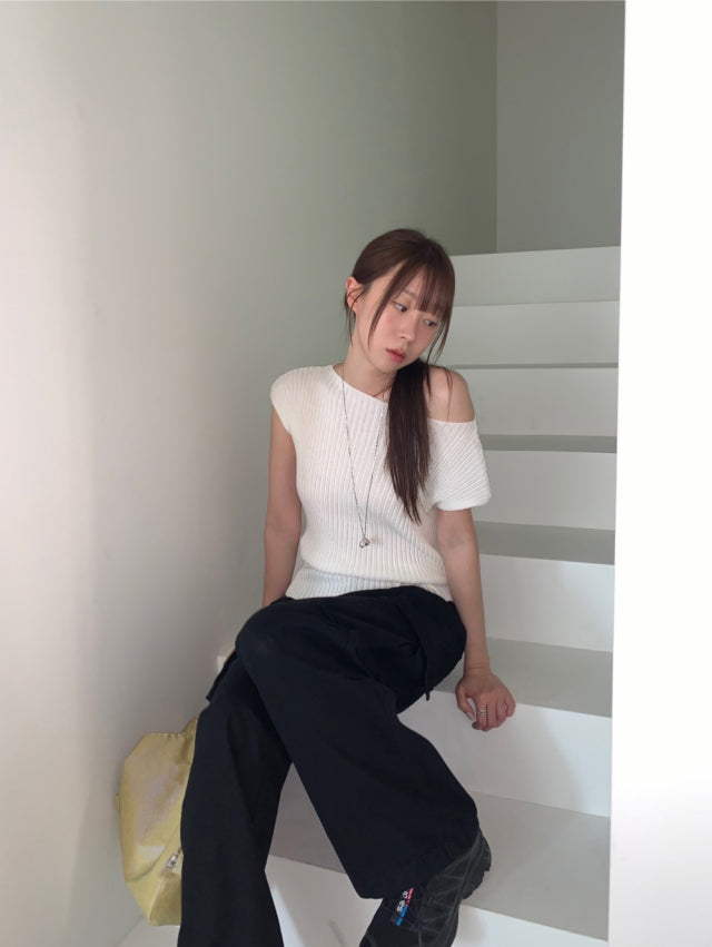 美肩綁帶修腰細節針織上衣