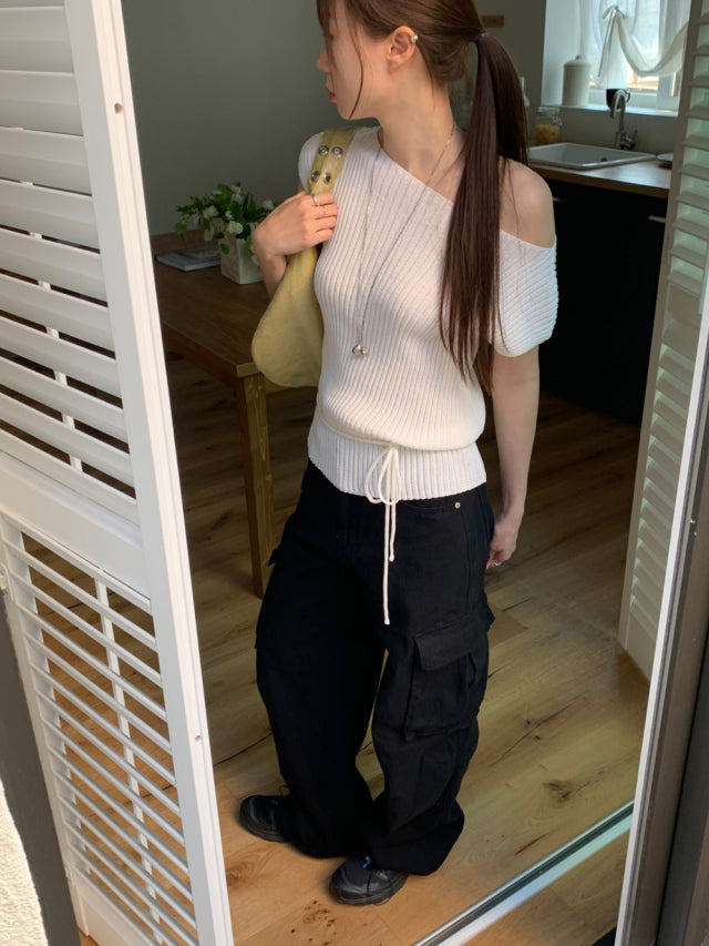美肩綁帶修腰細節針織上衣