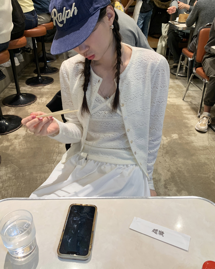 蕾絲縷空花紋細節排鈕上衣