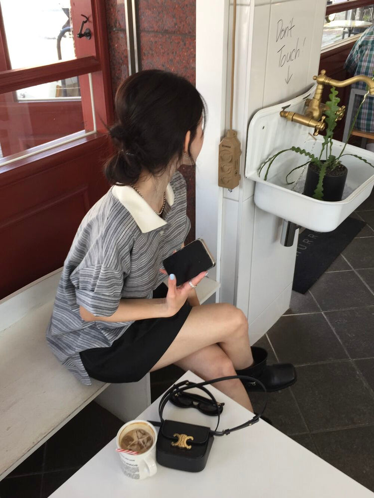 Polo領撞色條紋細節休閒上衣