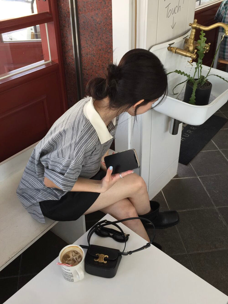 Polo領撞色條紋細節休閒上衣