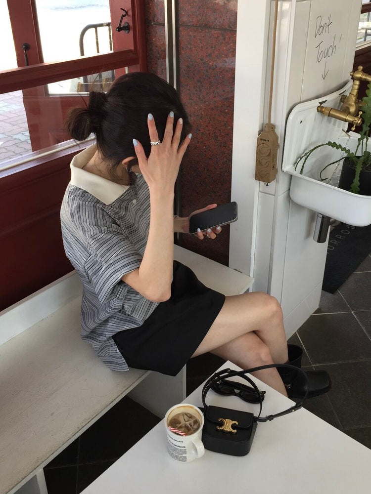Polo領撞色條紋細節休閒上衣